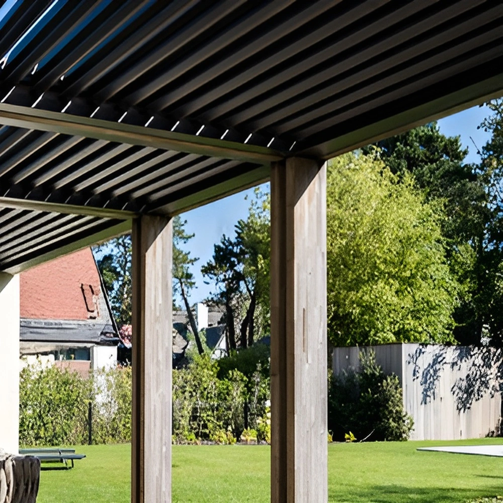 Binnenzicht onder houten lamellen overkapping, tuin op de achtergrond