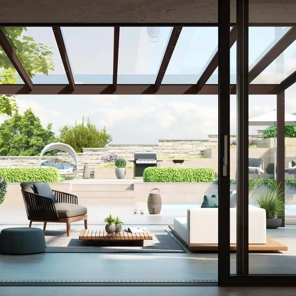 Binnenzicht op een glazen overkapping Nyon, met luxe inrichting en uitzicht de tuin