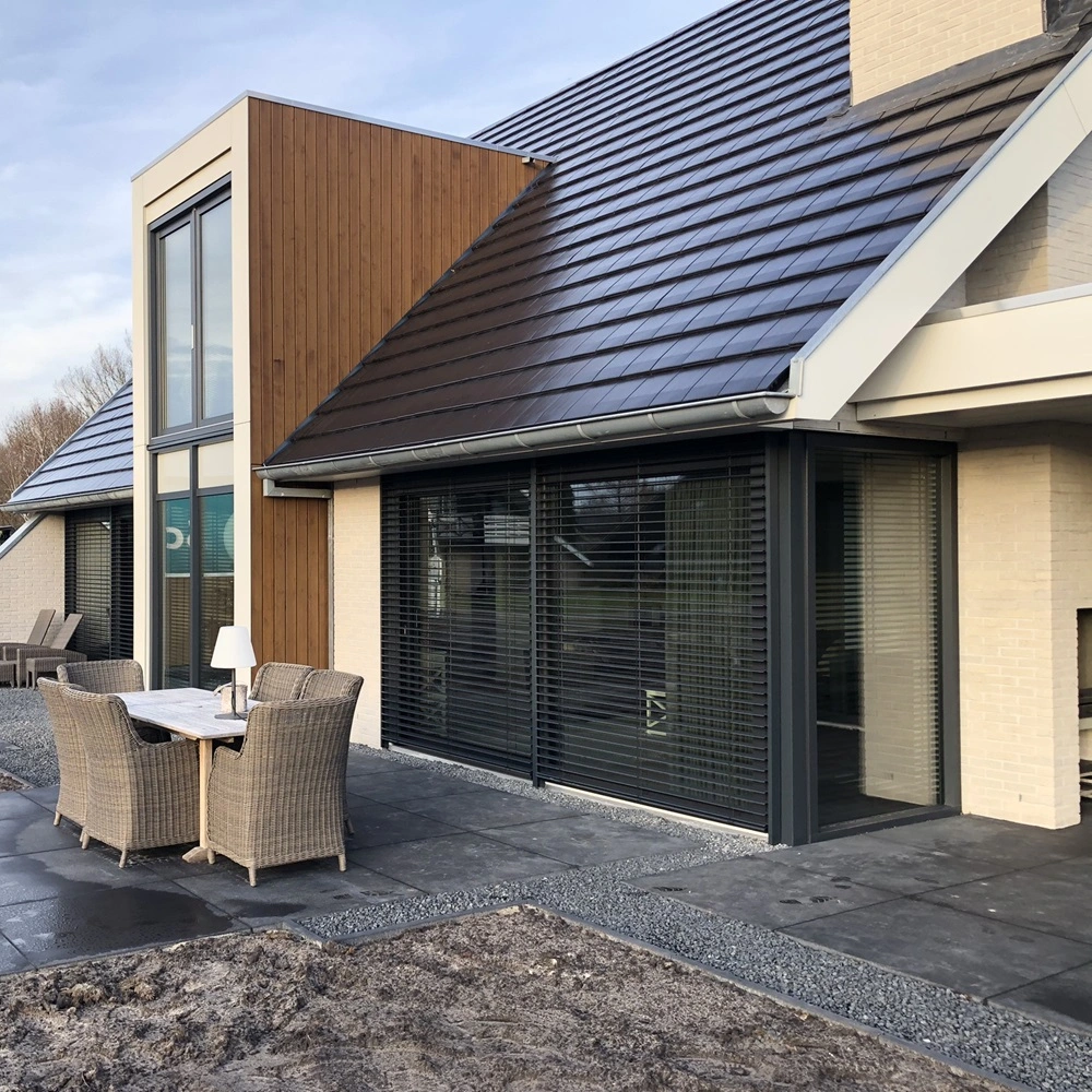 Buitenjaloezie Modullo rondom terras