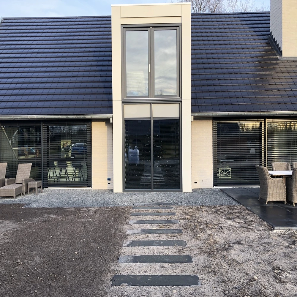 Buitenjaloezie Modullo voor grote ramen met tuintafel