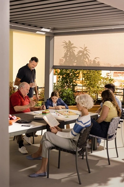 Gezin geniet van activiteiten onder een Velvet lamellen overkapping Gezin geniet van activiteiten onder een Velvet lamellen overkapping