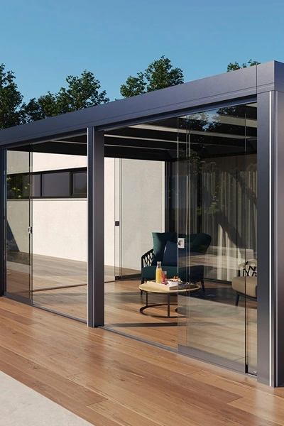 Glazen overkapping Area Q met moderne zithoek en glazen schuifdeuren Glazen overkapping Area Q met moderne zithoek en glazen schuifdeuren
