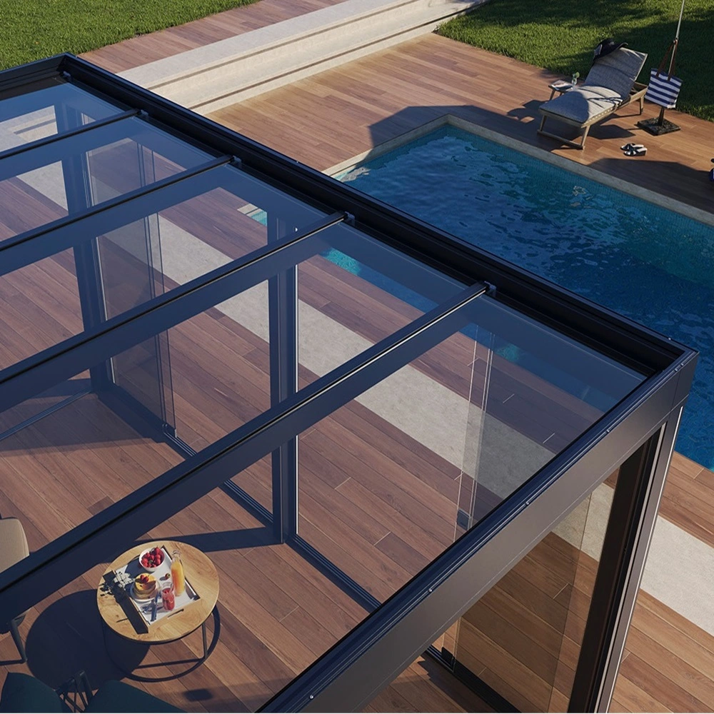 Glazen overkapping Area Q met zicht op houten terras en zwembad Glazen overkapping Area Q met zicht op houten terras en zwembad