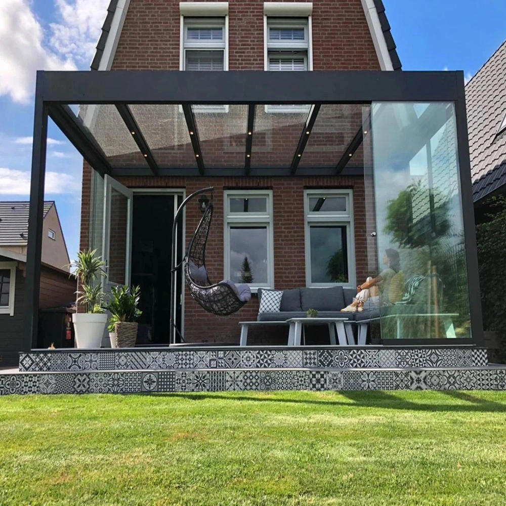 Glazen overkapping Cubo aan huis met zithoek en hangstoel