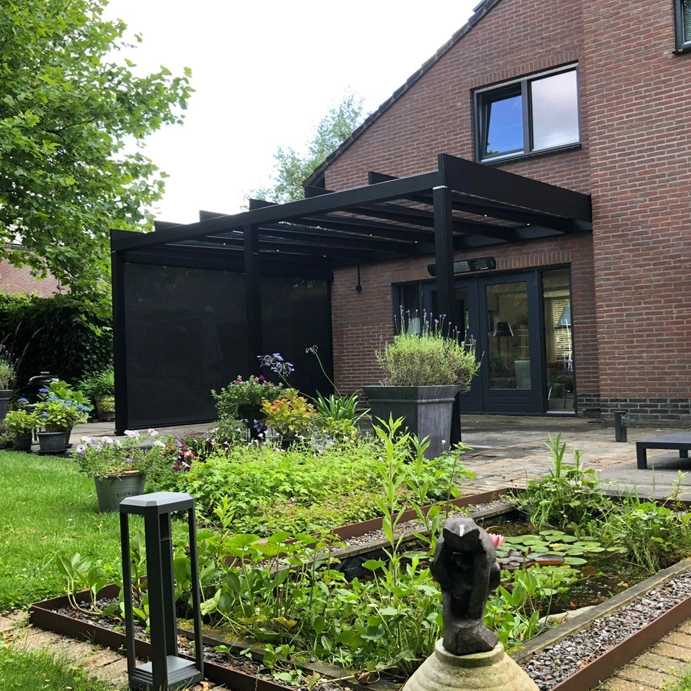 Glazen overkapping Terrazza Pure aan bakstenen huis, omringd door tuin