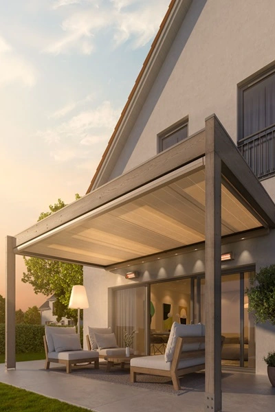 Glazen overkapping Terrazza Pure met onder zonwering bij zonsondergang Glazen overkapping Terrazza Pure met onder zonwering bij zonsondergang