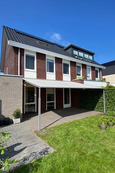 Groene tuin met overkapping in de tuin Groene tuin met overkapping in de tuin