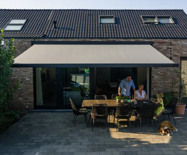 Groot zonnescherm vast aan het huis RAL-kleurenpalet met verschillende kleurcirkels