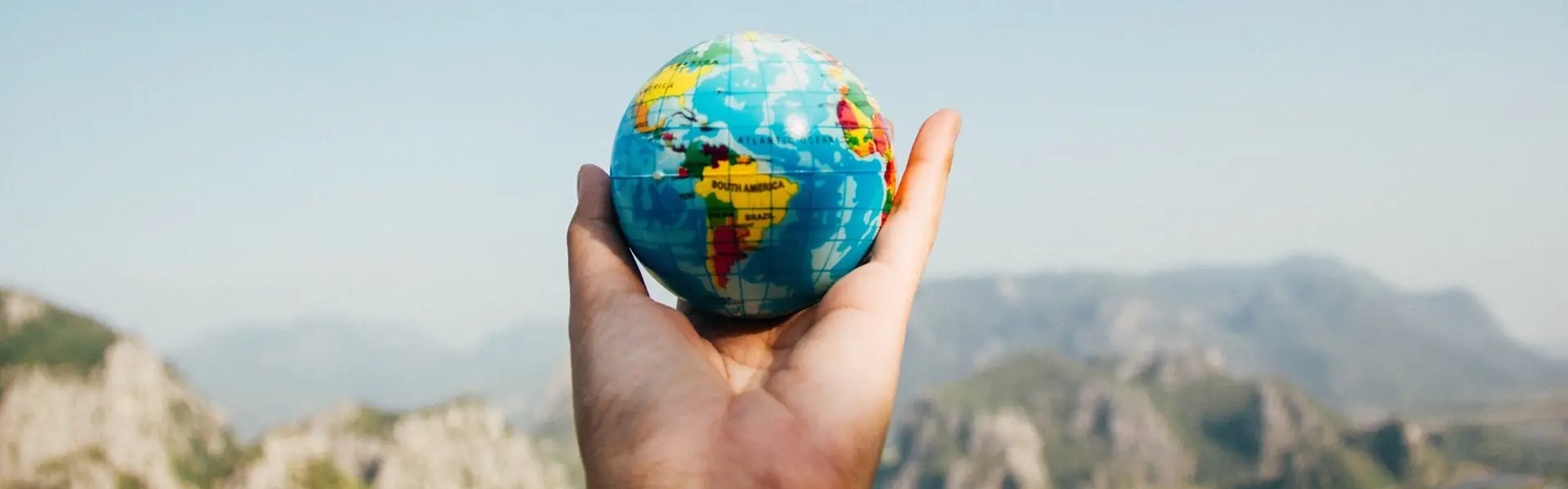 Hand met een wereldbol