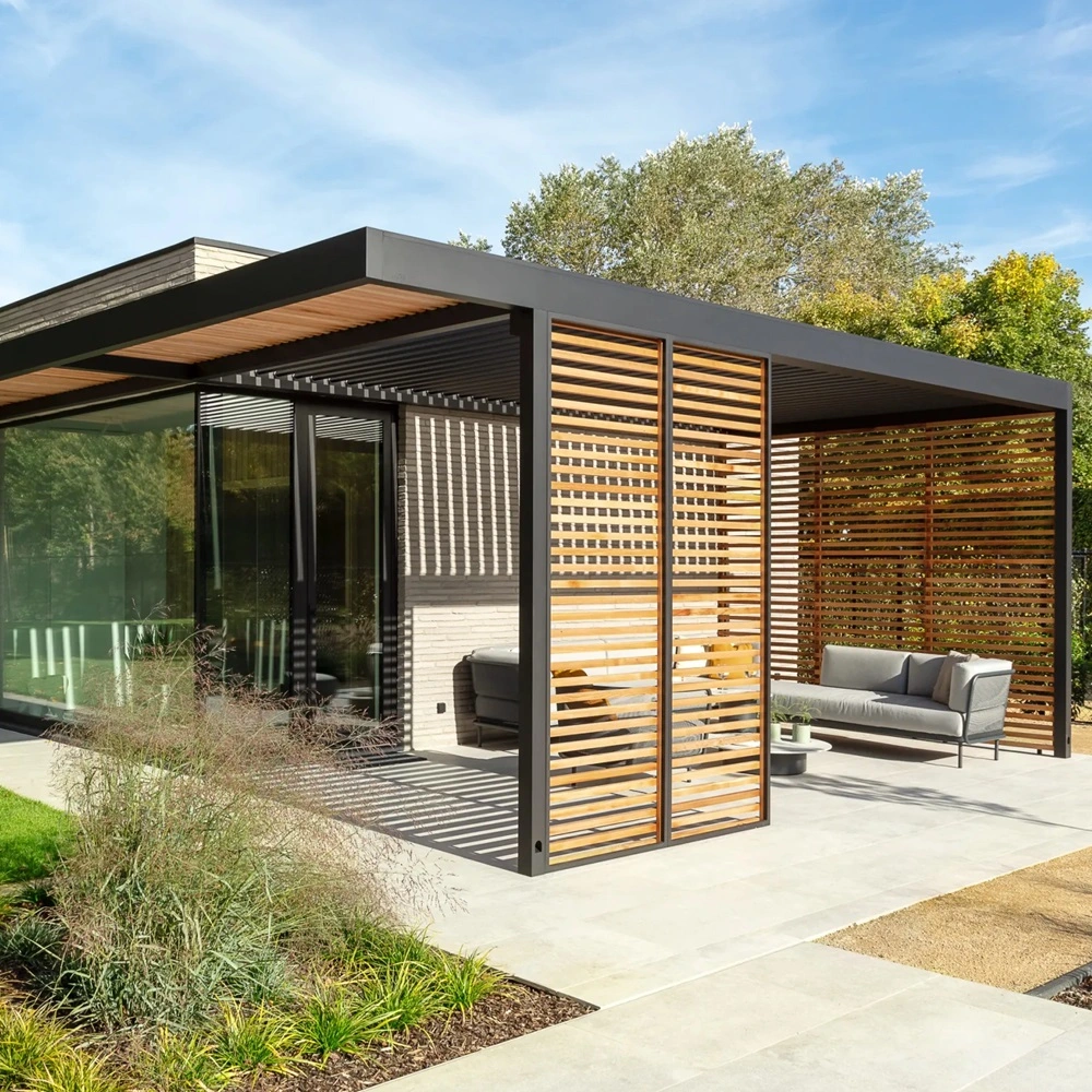 Hout en aluminium lamellenoverkapping in een tuinomgeving