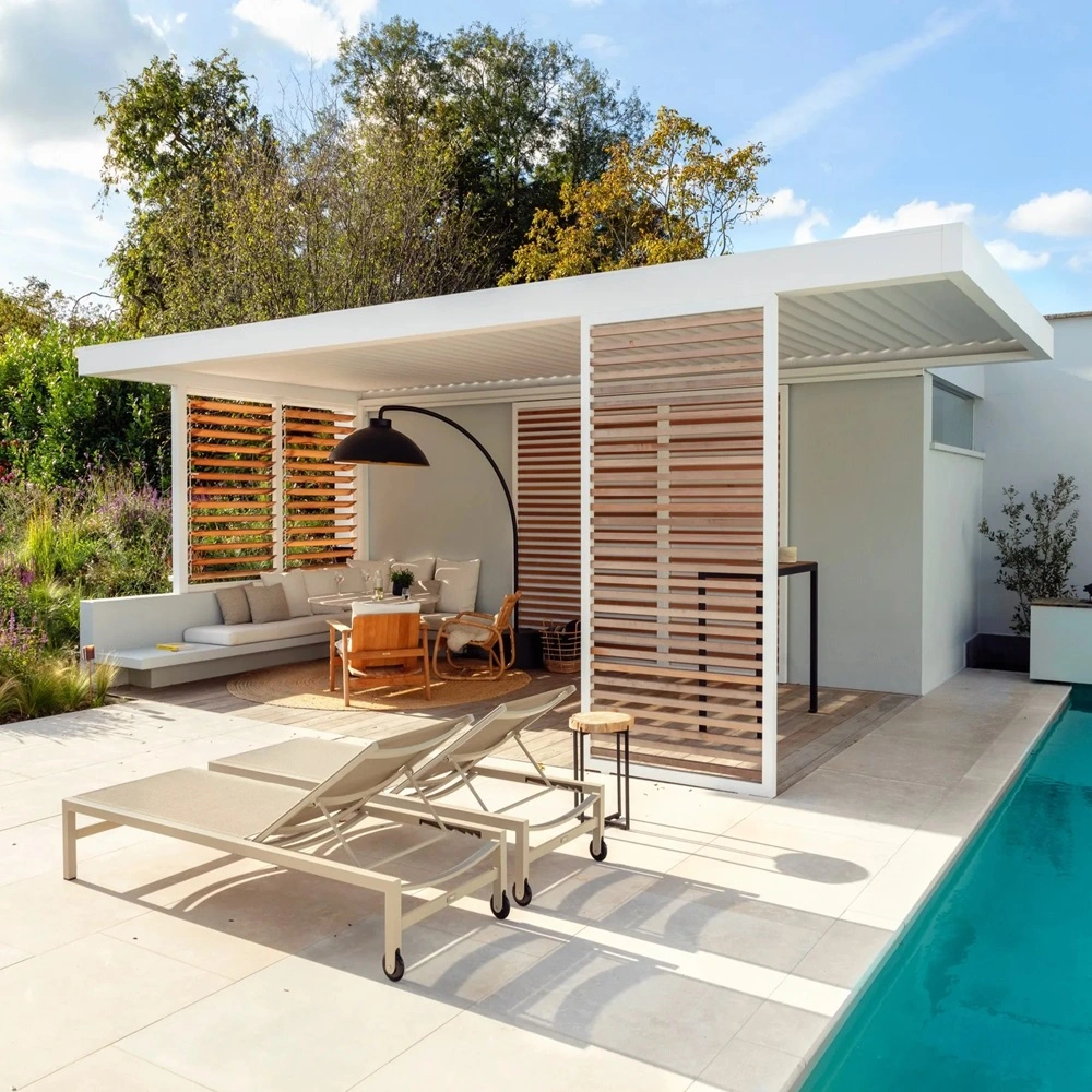 Hout en aluminium lamellenoverkapping met lounge bij zwembad