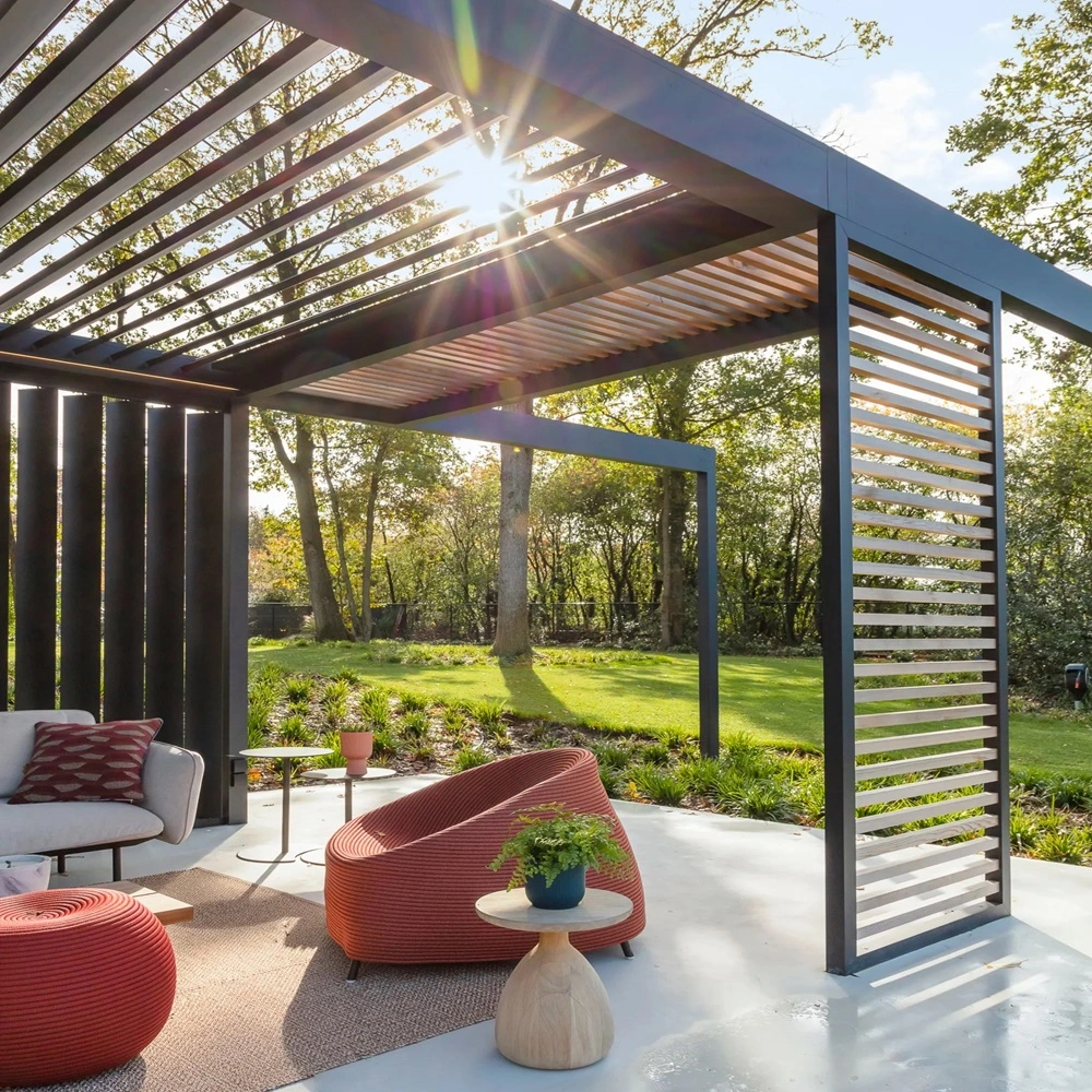 Hout en aluminium lamellenoverkapping met zitgedeelte in tuin