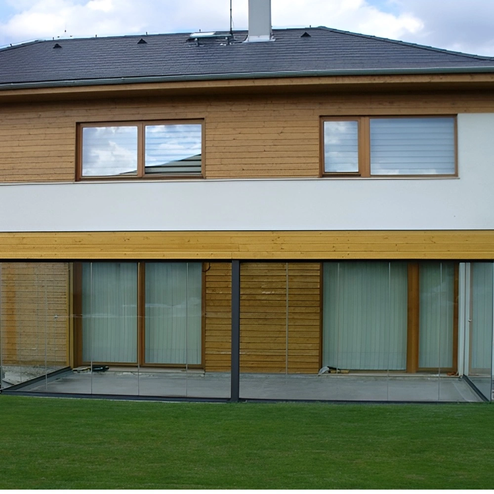 Houten en aluminium overkapping met glasdak