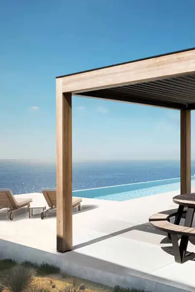 Houten lamellen overkapping aan de kust met uitzicht op zee Houten lamellen overkapping aan de kust met uitzicht op zee