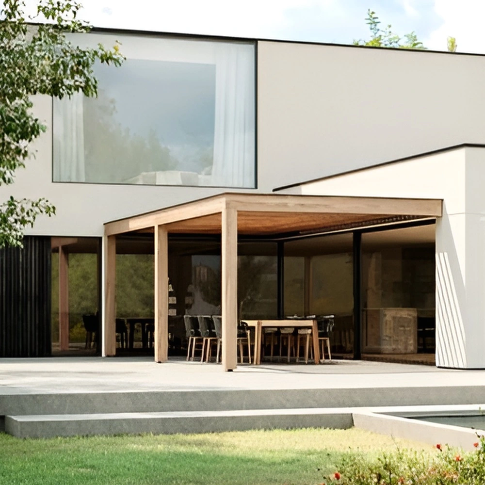 Houten lamellen overkapping bij een moderne woning, grote ramen en meubels