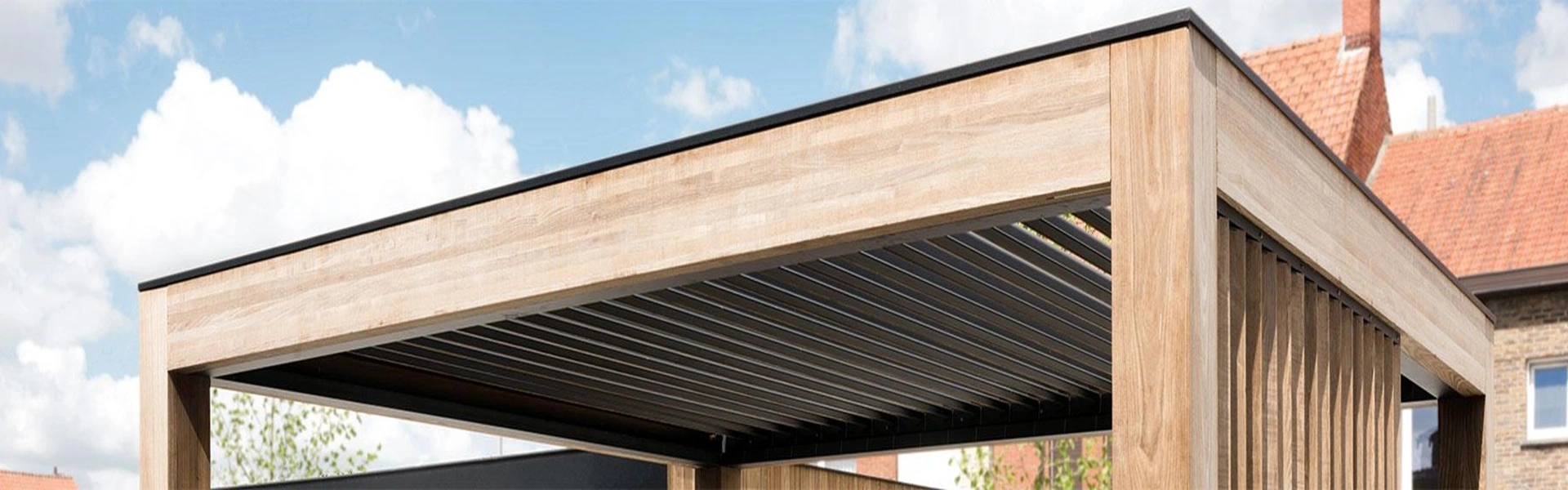 Houten lamellen overkapping met horizontale lamellen