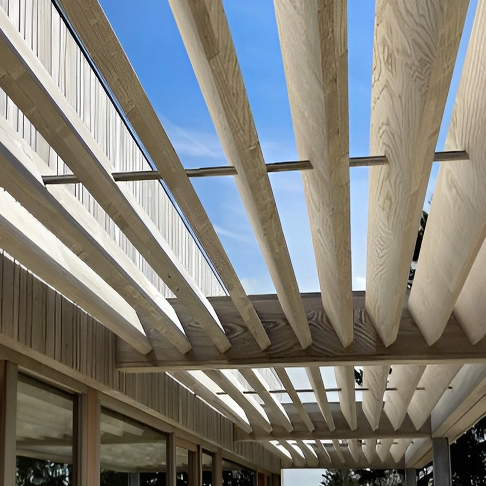 Houten lamellen overkapping met open lamellen en blauwe lucht zichtbaar