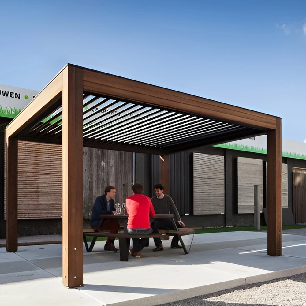 Houten lamellenoverkapping Livinshade met personen zittend bij een picnicktafel