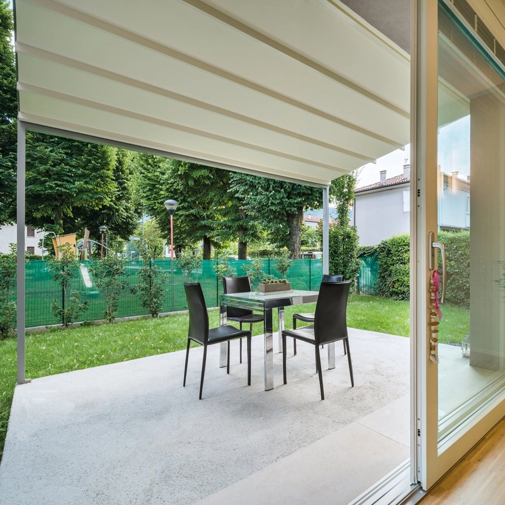 Jeans schuine overkapping aan een huis met rode dakpannen en glazen schuifdeur