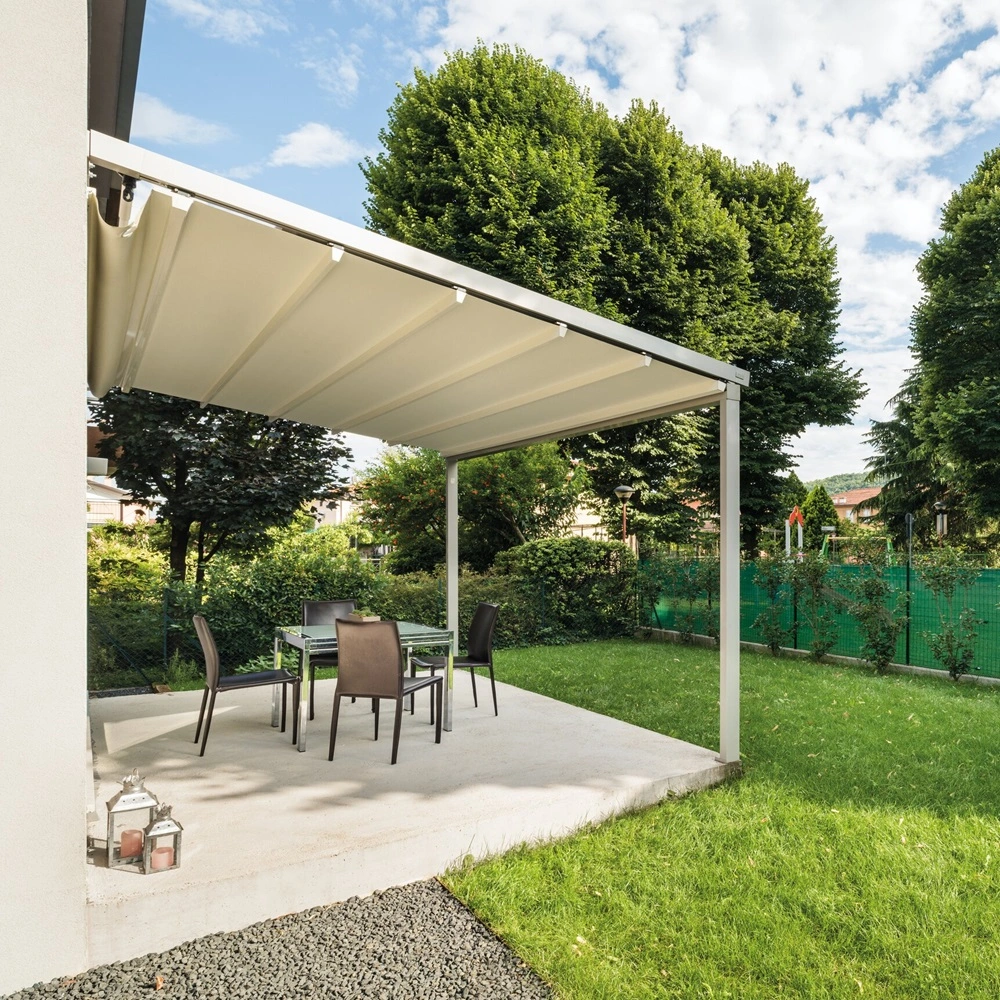 Jeans schuine overkapping terras zijaanzicht met groene tuin