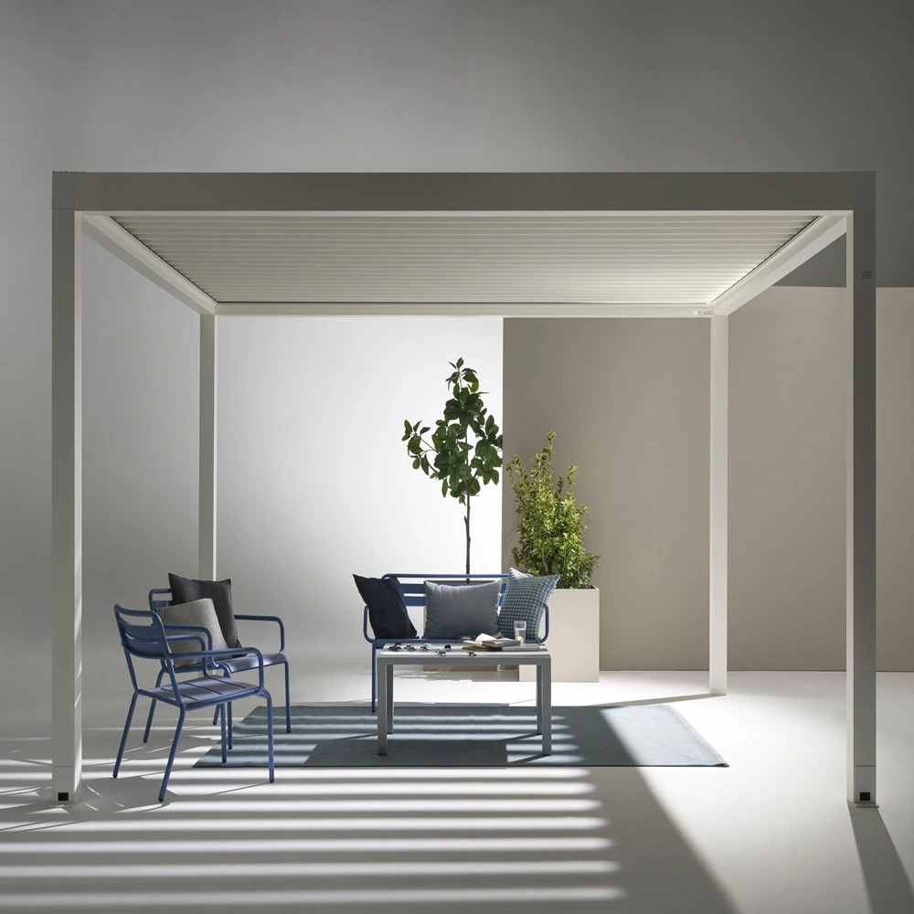 Lamellen overkapping Movie met blauwe stoelen en tafel