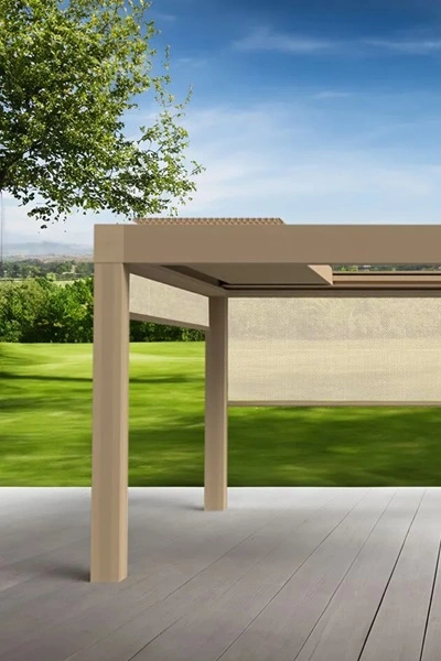 Lamellen overkapping Narciso met zicht op een groene tuin en blauwe lucht Lamellen overkapping Narciso met zicht op een groene tuin en blauwe lucht