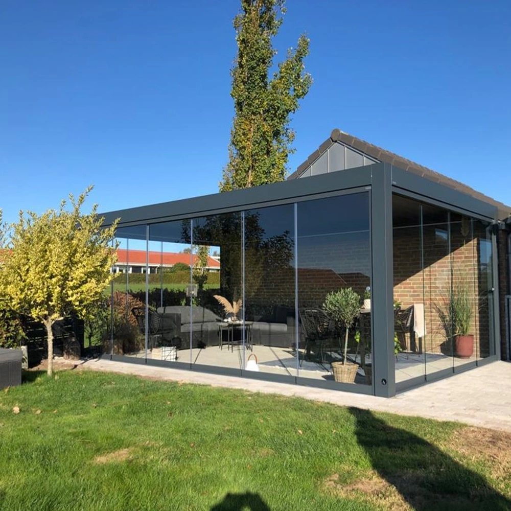 Lamellen overkapping Seesky Bio bij een huis met glazenwanden