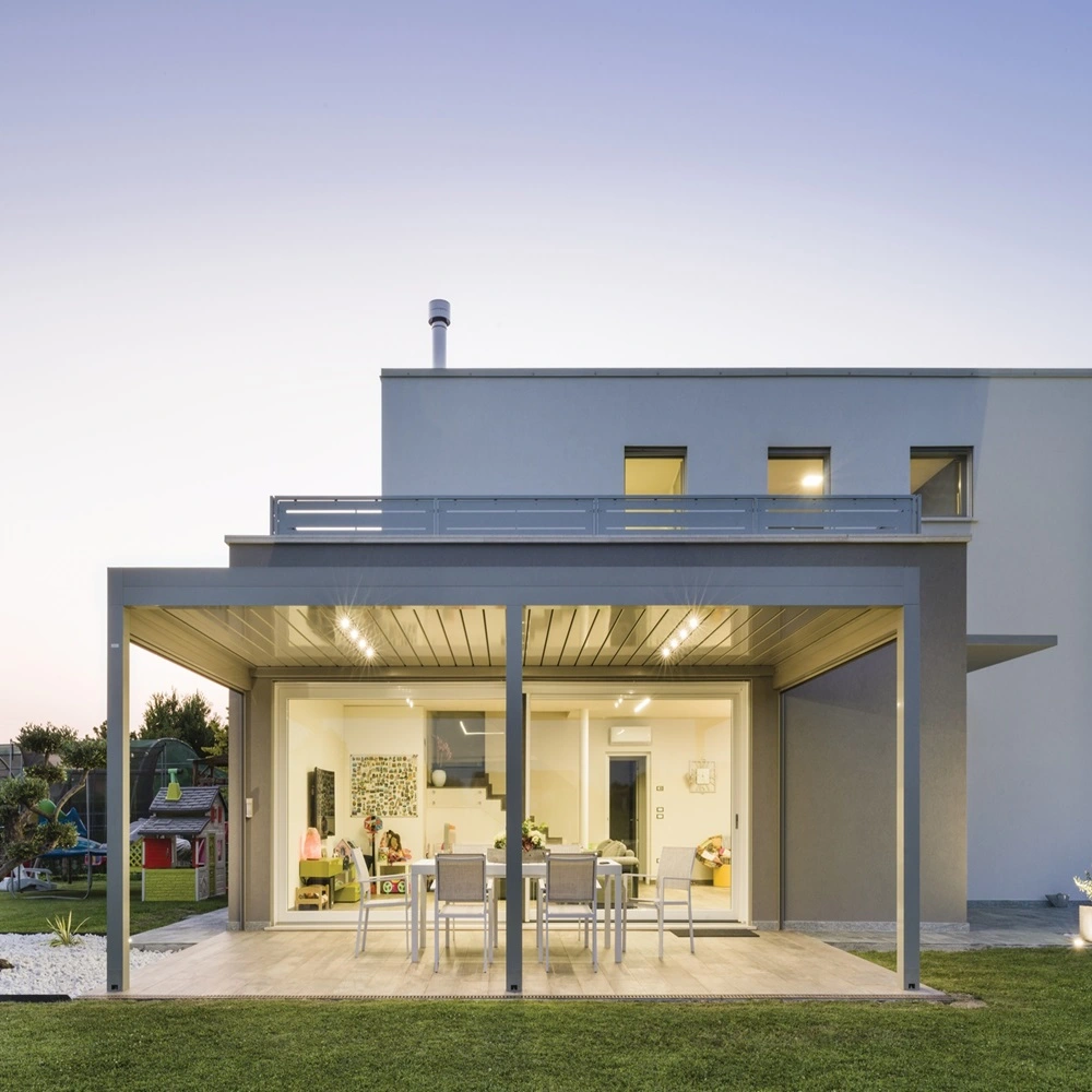 Lamellen overkapping Sway in tuin met eetset en verlichting, grijze constructie