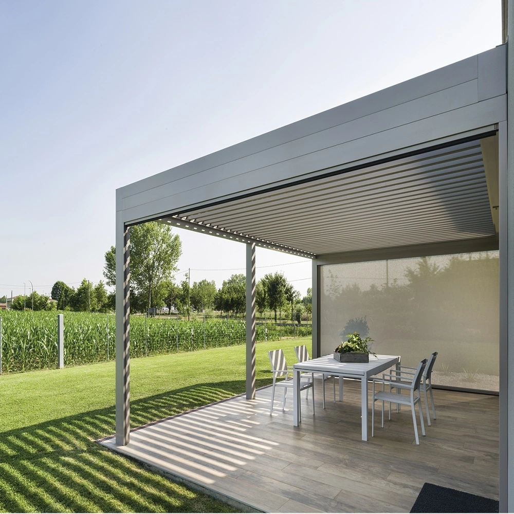 Lamellen overkapping Sway, zicht op open landschap, schaduwpatroon op terras