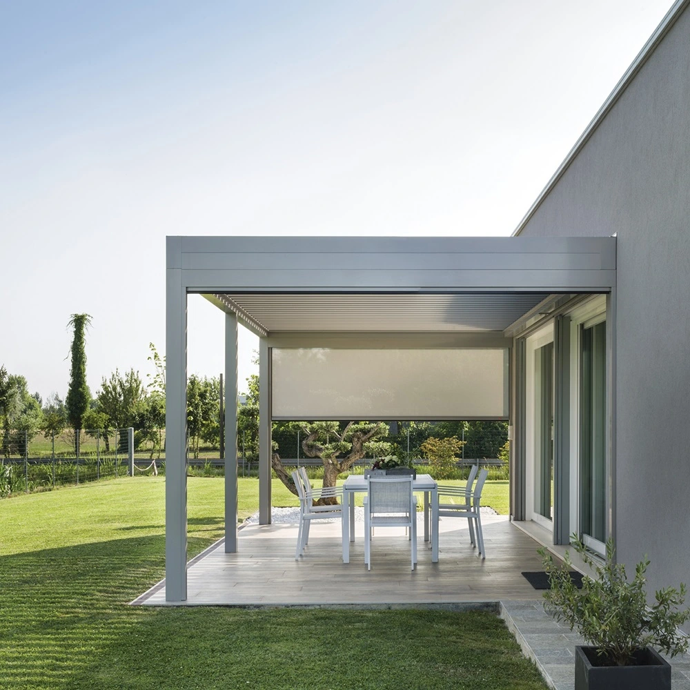 Lamellen overkapping Sway, zijkant van de woning met tuinset onder overkapping