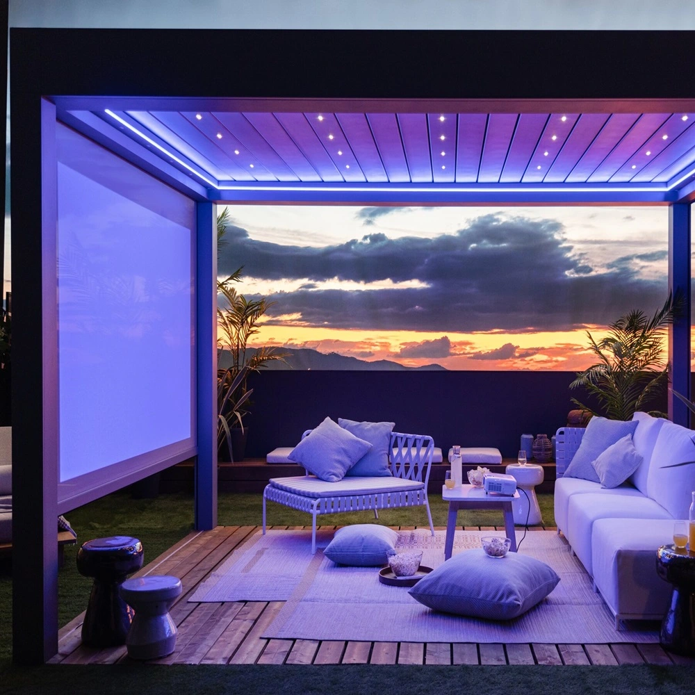 Lamellen overkapping Velvet in een buitenruimte bij zonsondergang met sfeerverlichting