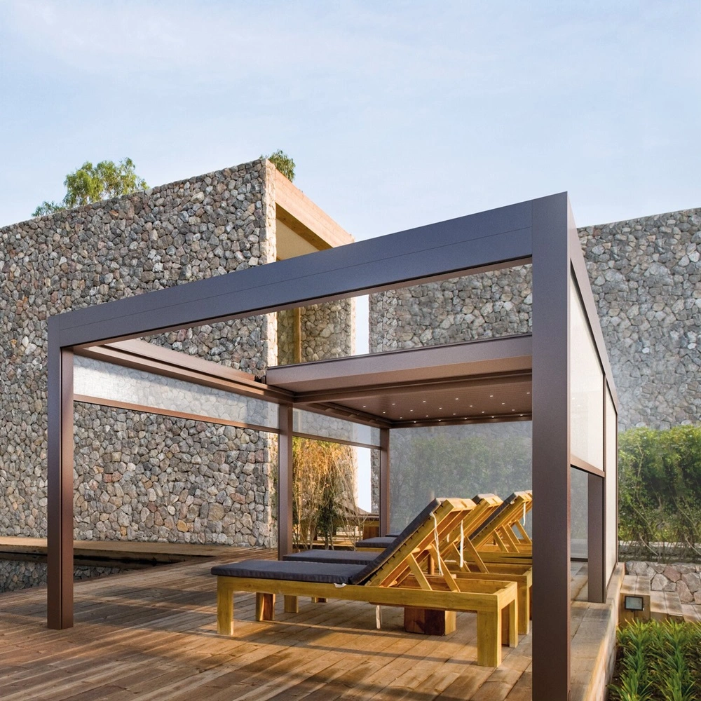 Lamellen overkapping Velvet op een houten terras bij een stenen gebouw