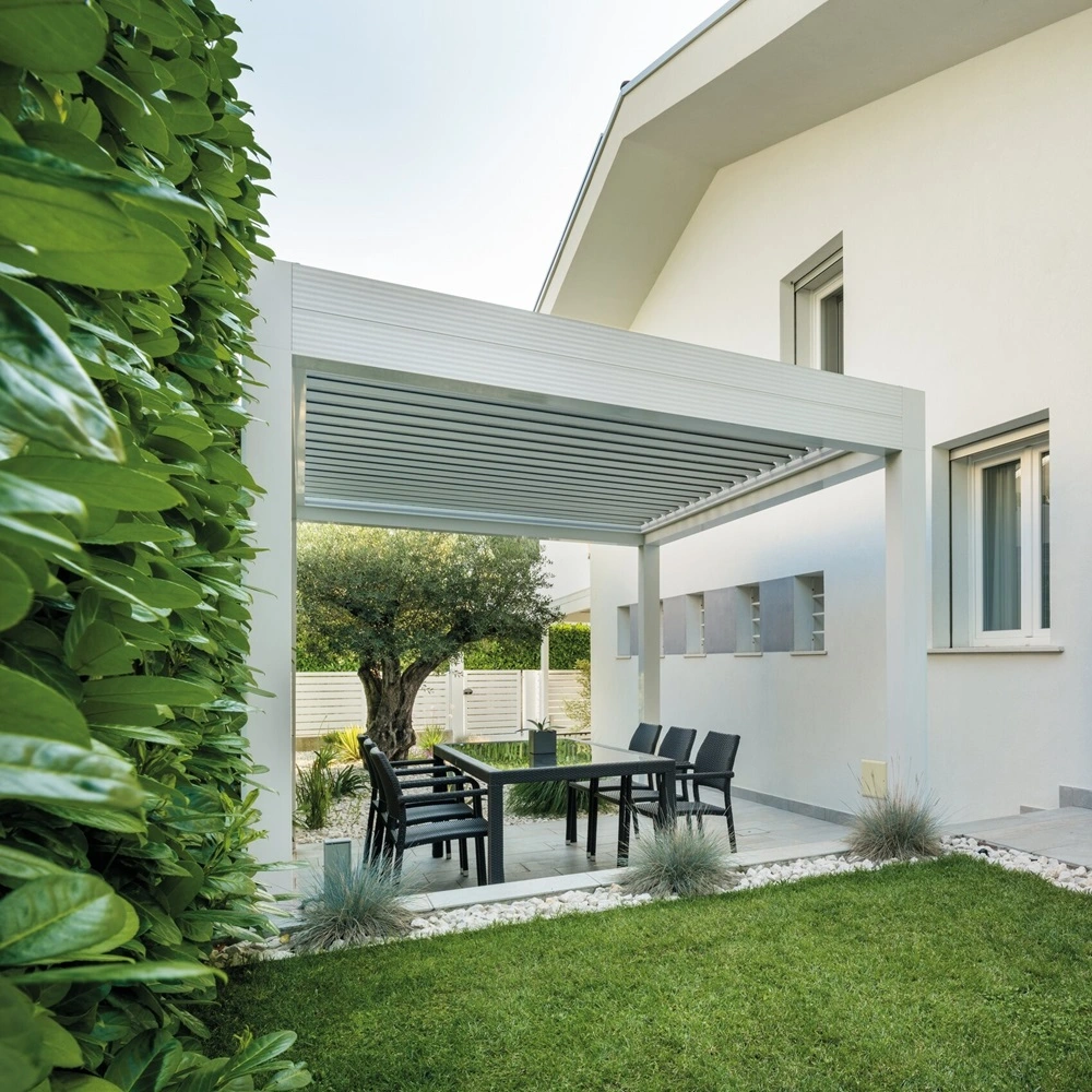 Lamellen tuinkamer Twist met witte constructie en tuinmeubelen