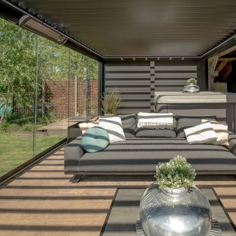 Lamellen tuinkamer Varia met loungebank en glazen schuifwanden Lamellen tuinkamer Varia met loungebank en glazen schuifwanden