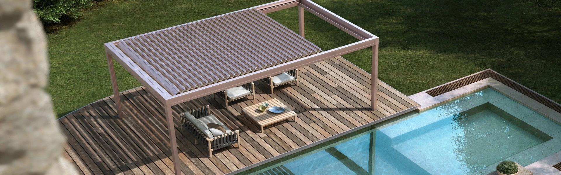 Lamellendak Brera over een houten terras naast een zwembad, met uitzicht van bovenaf