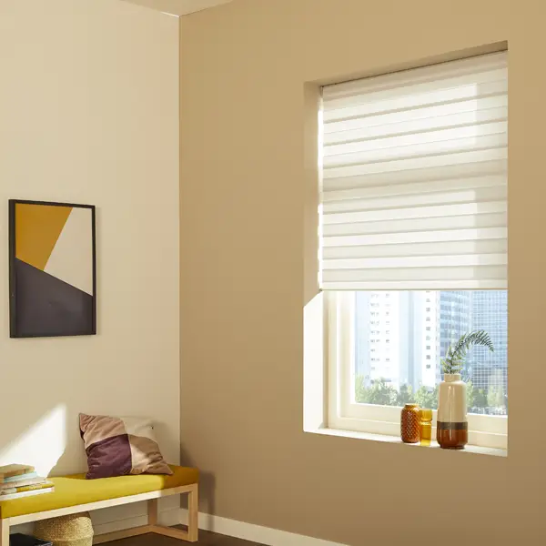 Lichte kamer met zonwerende raam decoratie Lichte kamer met zonwerende raam decoratie