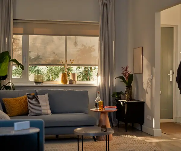 Lichte kamer met zonwerende screens RAL-kleurenpalet met verschillende kleurcirkels