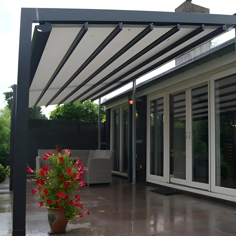 Luce schuine overkapping boven een terras met tuinmeubilair en bloempotten, bij een huis Luce schuine overkapping boven een terras met tuinmeubilair en bloempotten, bij een huis