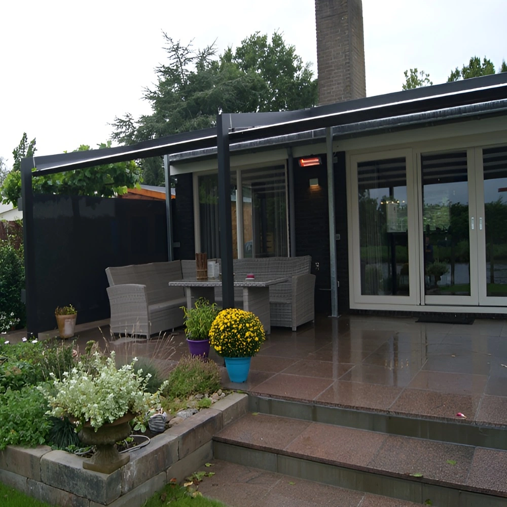 Luce schuine overkapping met zwart frame, boven een terras met eetstoelen, naast een tuin
