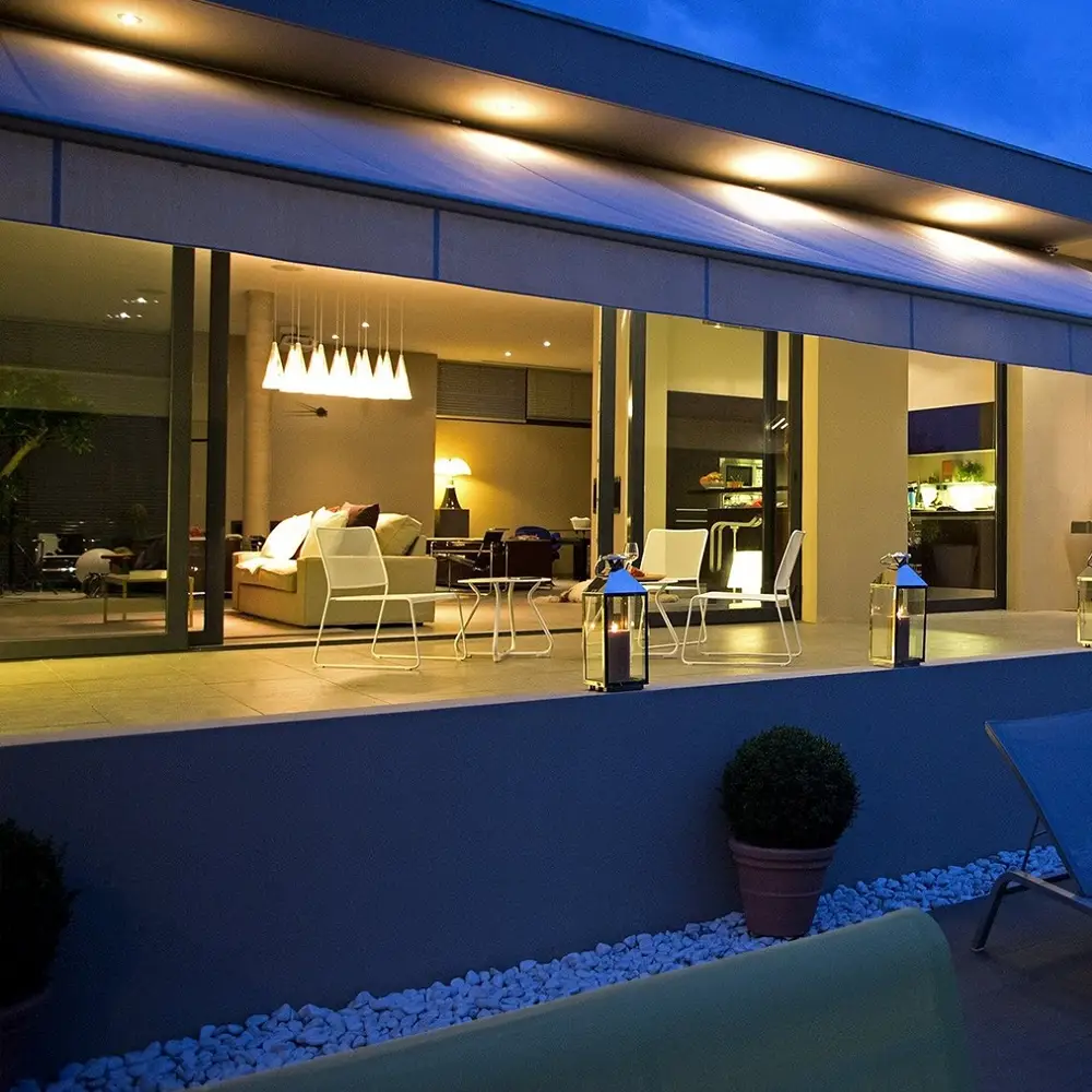 Luxe woning met tuinverlichting en zonnescherm op motor bediening