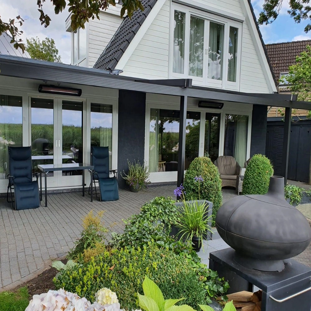 Overkapping Viva met tuinmeubelen en planten aan huis