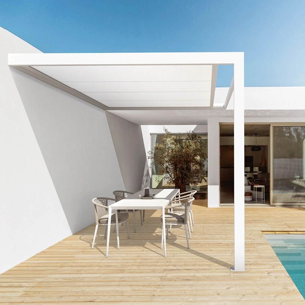 Overkapping met doek en eettafel op houten terras