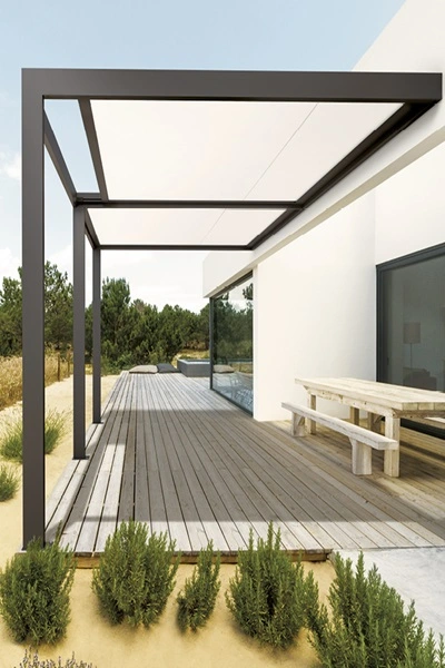 Overkapping met doek en houten terras aan huis met bankje Overkapping met doek en houten terras aan huis met bankje