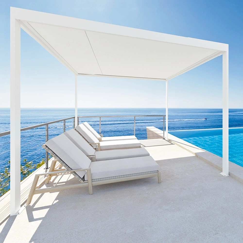 Overkapping met doek en ligstoelen bij zwembad met uitzicht op zee