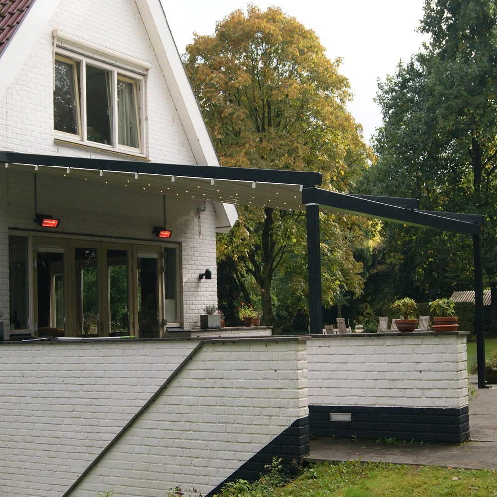 Overkapping pergotex schuifdak aan wit huis met terras en tuinmeubelen