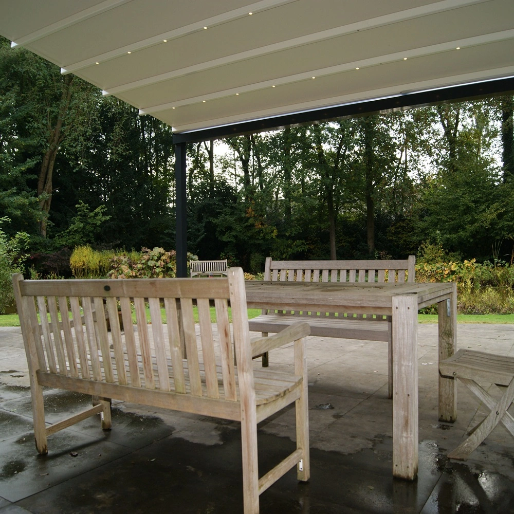 Overkapping pergotex schuifdak met houten tuinmeubelen op terras