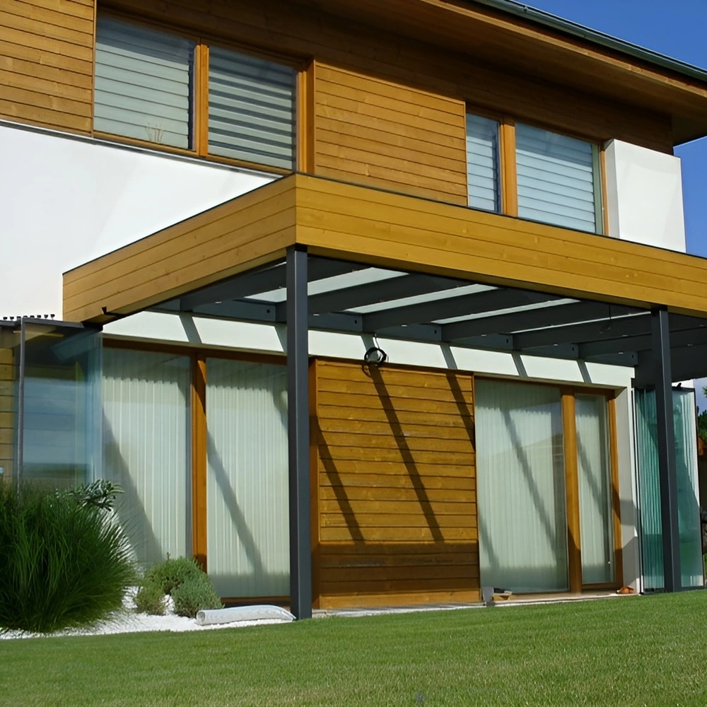 Overkapping van hout en aluminium met glasdak in tuin