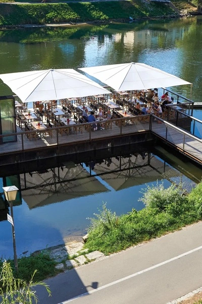 Parasol Albatros bij terras aan het water Parasol Albatros bij terras aan het water
