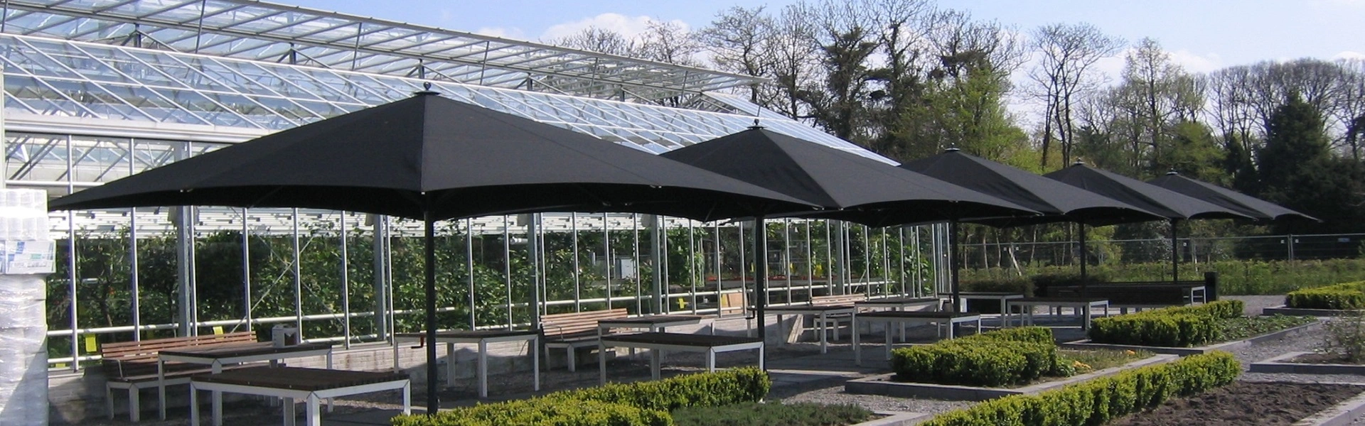 Parasol Lugano bij serre van glastuinbouw (2)