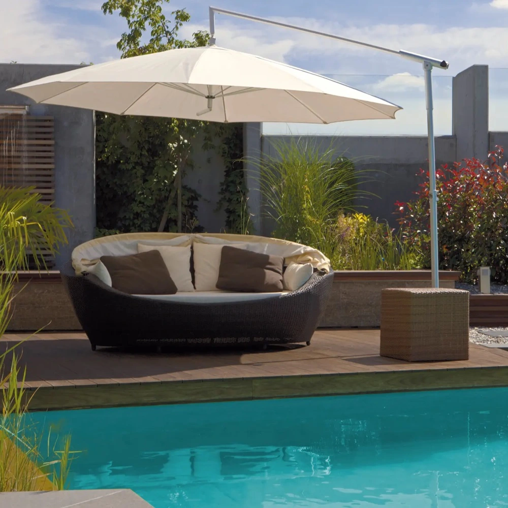 Parasol Rialto bij zwembad in tuin met zwarte loungeset